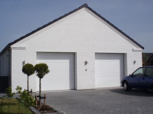 Hvid garageport fra UNI-TEK A/S